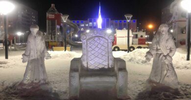 В Усинске создатели ледяных фигур “вылечили” Снегурочку