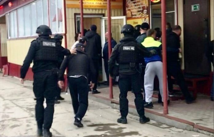 В Усинске спецназ полиции ловил мигрантов
