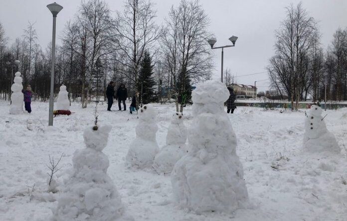 В Усинске устроили тусовку снеговики
