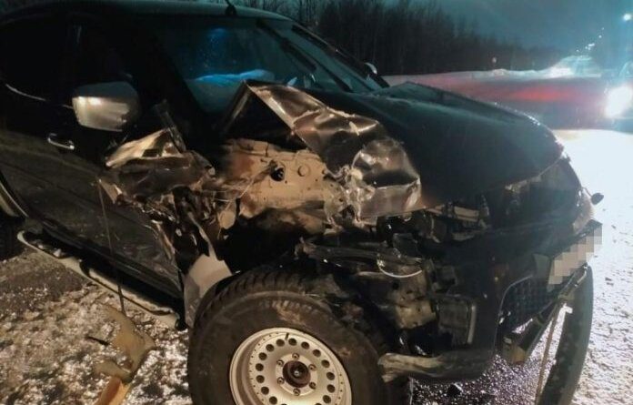 В Усинске водитель Mitsubishi врезался в автобус с пассажирами