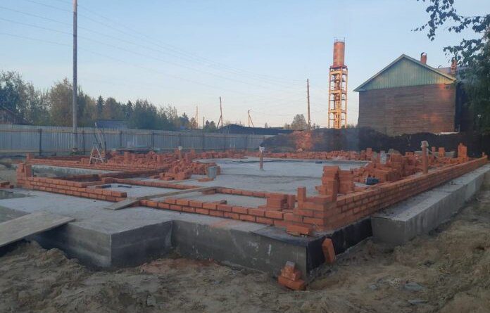 В усинском селе Усть-Уса ведется строительство общественной бани