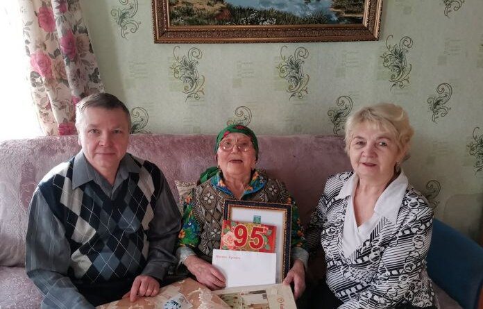 В Усть-Лыже с 95-летием поздравили труженицу тыла