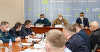 Владимир Уйба посетил с рабочей поездкой Усинск, где продолжается ликвидация последствий нефтепроявлений на реке Колва
