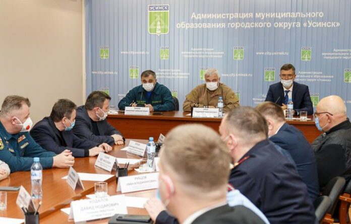 Владимир Уйба посетил с рабочей поездкой Усинск, где продолжается ликвидация последствий нефтепроявлений на реке Колва