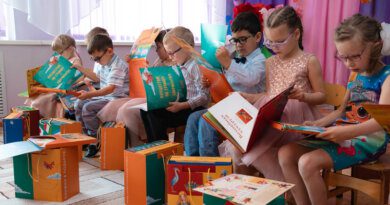 Воспитанникам специализированного детского сада в Усинске подарили особенные книги