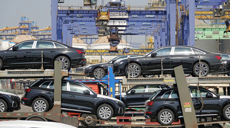 Автомобили китайских производителей перед погрузкой на экспорт в порту