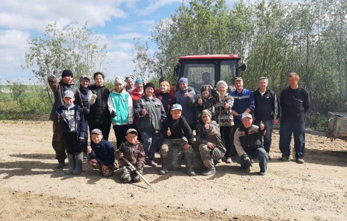 Жители села Усть-Лажа вышли на субботник с радостью