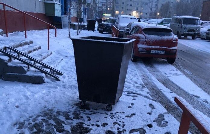 Жители Усинска возмущаются мусорным бакам около подъезда
